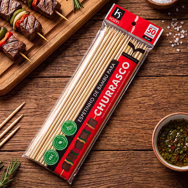 Pacote de espetinho de bambu para churrasco Kozin com 50 unidades sobre mesa de madeira